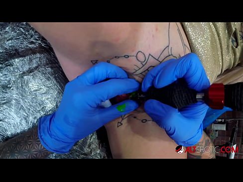 ❤️ Musikana ane nyora zvakanyanya Sully Savage akawana tattoo pa clitoris yake ️ ❌️