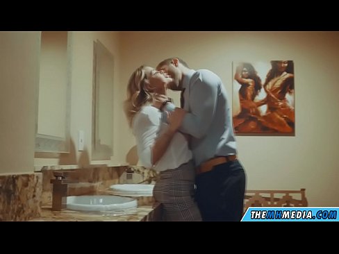 ❤️ Kana blonde ine busty inokukwezvera muchimbuzi cheveruzhinji ️  ❌️
